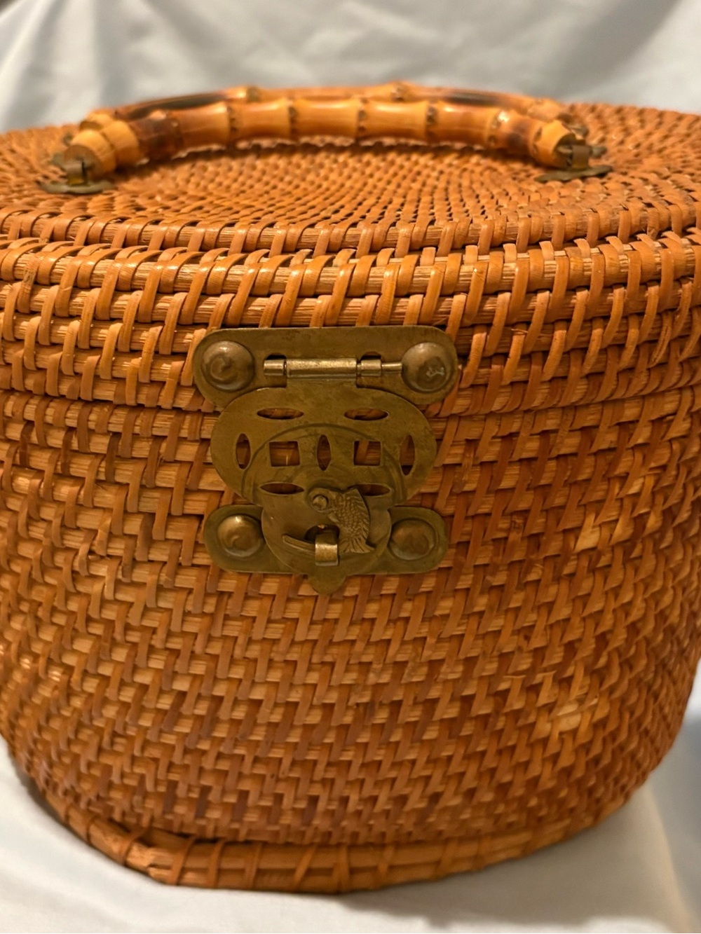 Vintage basket handbag/sewing or knitting basket all flaws are shown in pictures
